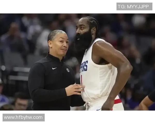 泰伦卢掐表换人战术引争议：轮换球员致球队战绩下滑，更衣室氛围紧张